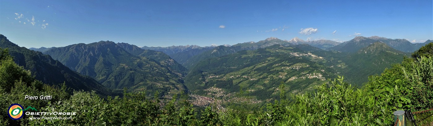 89 Dalla cima del Monte Molinasco (Ronco) vista panoramica sulla conca di S. Giovanni Bianco.jpg